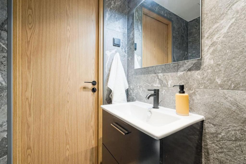 Apartment Stylish Near Old Town *